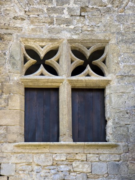 Une fenêtre du château de Roquetaillade