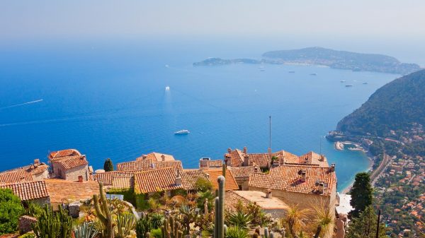 Vista del pueblo de Èze y del Mediterráneo