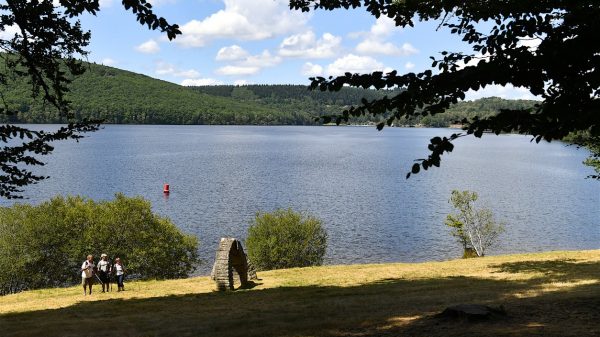 Randonneurs sur les bords du lac de Vassivière