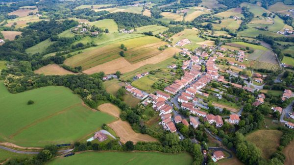 Vue sur village d'Ainhoa depuis le mont Atsulai