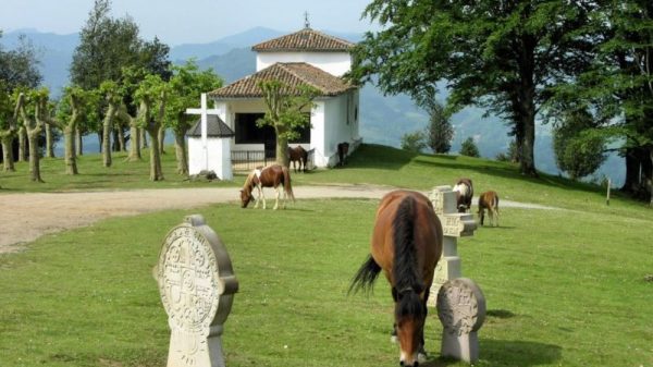 Kapelle Notre Dame de l'Aubépine und ihre discoidalen Stelen