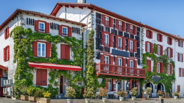 Espelette et ses piments qui sèchent sur les façades des maisons