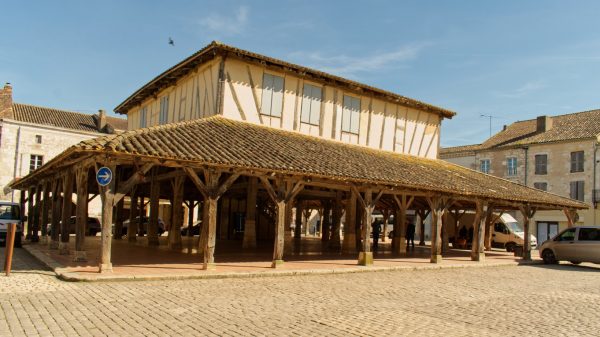 La magnifique halle ou se déroulent les marchés.