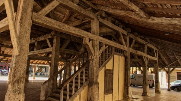 L'imposante charpente de l'intérieur de la halle