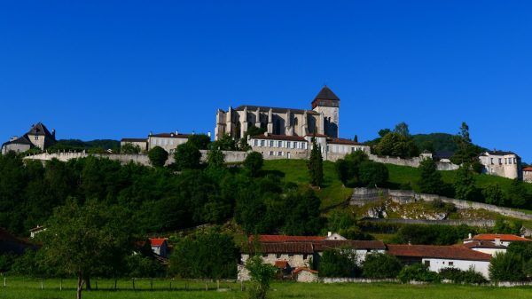 Vue sur le village perché de Saint-Bertrand-de-Comminges et sa cathédrale