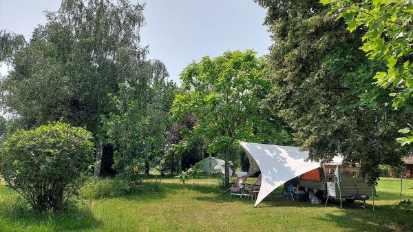 Un emplacement de camping en pleine nature... mais dans un camping !