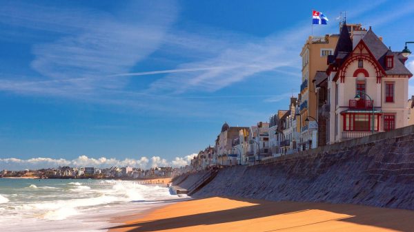 Le remblai et la plage de Saint-Malo en Bretagne