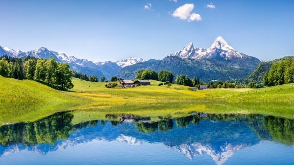 Lac de montagne dans les Alpes