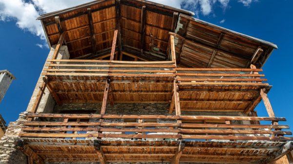 Maison typique en pierre avec ses balcons en bois