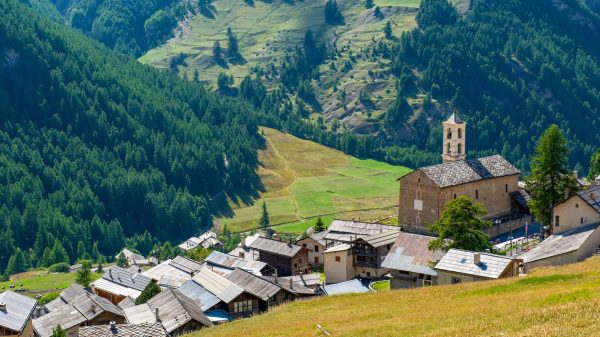 Vue sur l'église de Saint-Véran 